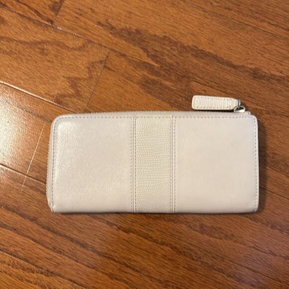 Cream zippered ivory wallet with numerous pockets and zippers. NWOT - Picture 2 of 9